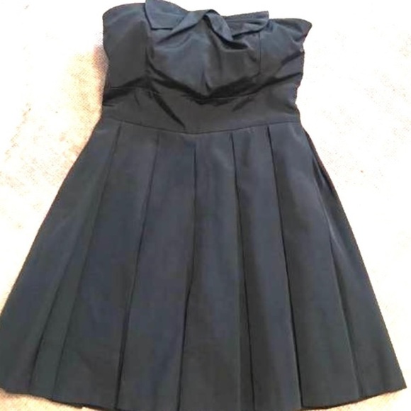 A/X Armani Exchange black taffeta strapless dress.
Size 4
C - Picture 2 of 5
